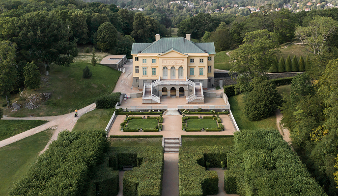 Fågelperspektiv över Gunnebo slott och trädgårdar i sin helhet.