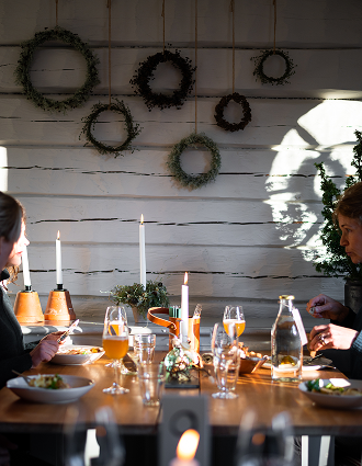 Ett sällskap äter en måltid ihop i Gunnebos restaurang och pratar.
