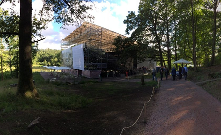 Teaterplatsen vid Gunnebo slott med en scen och en uteservering intill.